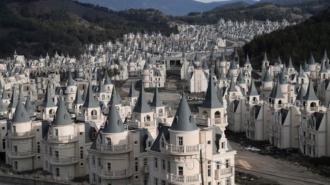 Хотите жить в замке? Сказочный город-призрак ждет своих обитателей