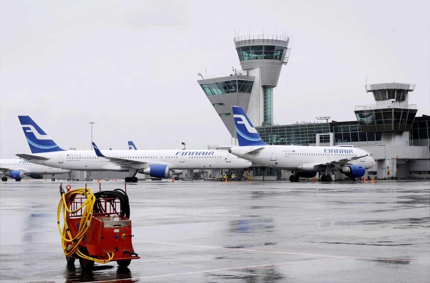 Finnairi lennukid Helsingi Vantaa lennuväljal.