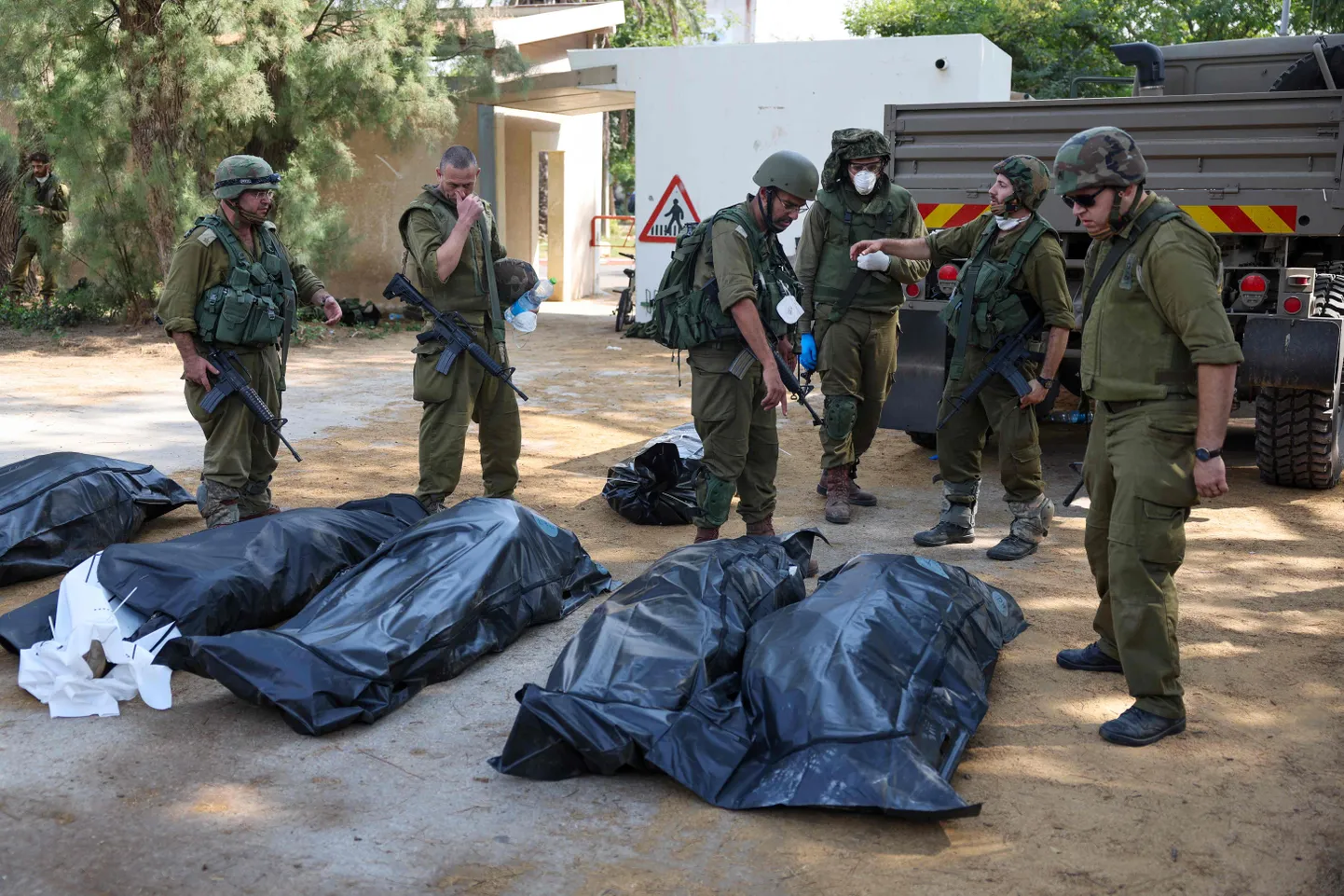 Iisraeli sõdurid valmistumas minema toimetama tapetute surnukehi Kfar Aza kibutsis