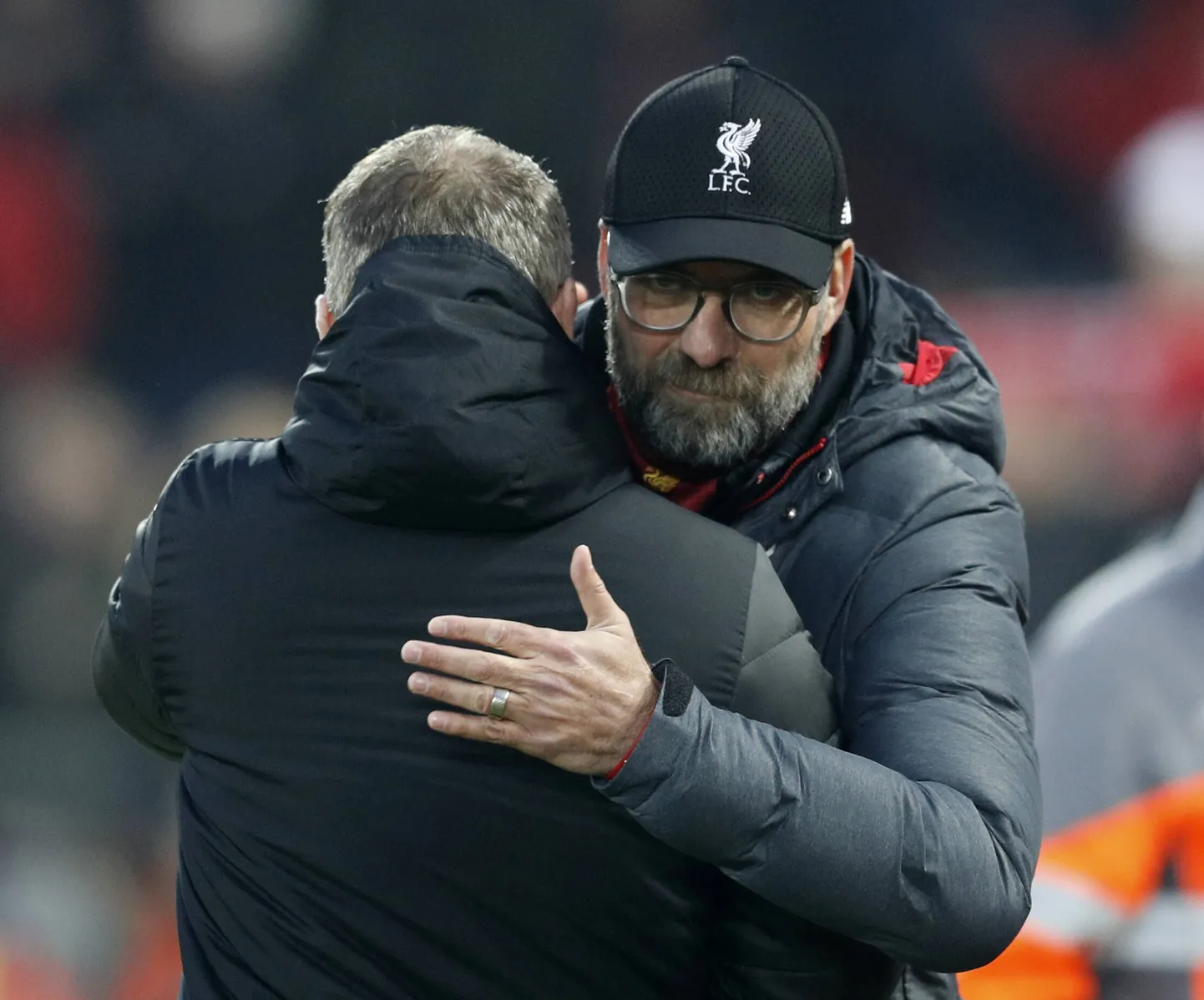 Kui mängud jätkuvad, ei tohi Liverpooli peatreener Jürgen Klopp (näoga) enam tervet väljakutäit inimesi läbi kallistada - nagu ta sel pildil embab oma Manchester Unitedi kolleegi Ole Gunnar Solskjäri.