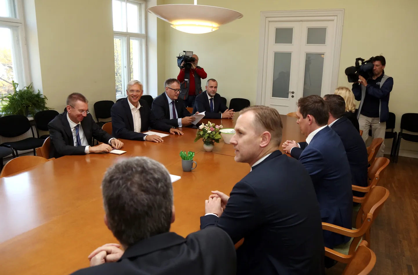 Apvienības "Jaunā Vienotība" pārstāvji - ārlietu ministrs Edgars Rinkevičs (no kreisās), premjera amata kandidāts, Eiropas Parlamenta deputāts Krišjānis Kariņš, ekonomikas ministrs Arvils Ašeradens, Valmieras mērs Jānis Baiks un partijas "KPV LV" pārstāvji - valdes loceklis Atis Zakatistovs (no labās), premjera amata kandidāts Aldis Gobzems, valdes priekšsēdētājs Artuss Kaimiņš un valdes locekle Linda Liepiņa piedalās sarunās "Jaunās Vienotības" birojā par iespējamo sadarbību valdības veidošanā.
