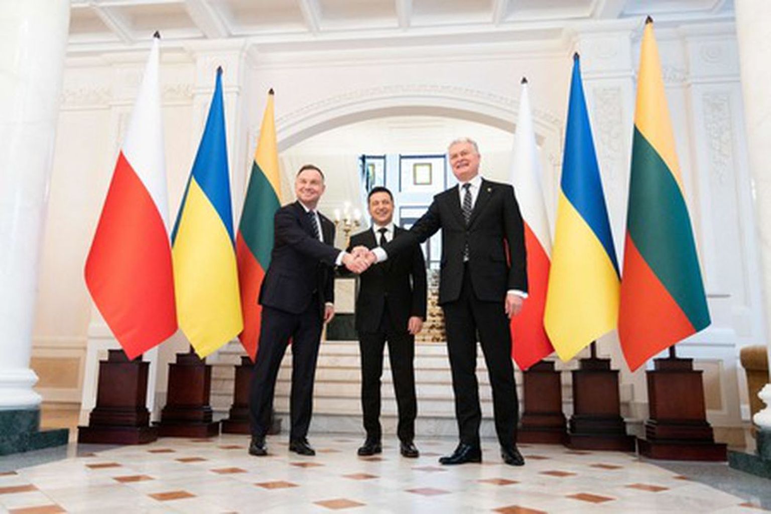 Poola president Andrzej Duda (vasakul), Ukraina riigipea Volodõmõr Zelenskõi (keskel) ning Leedu president Gitanas Nauseda (paremal).