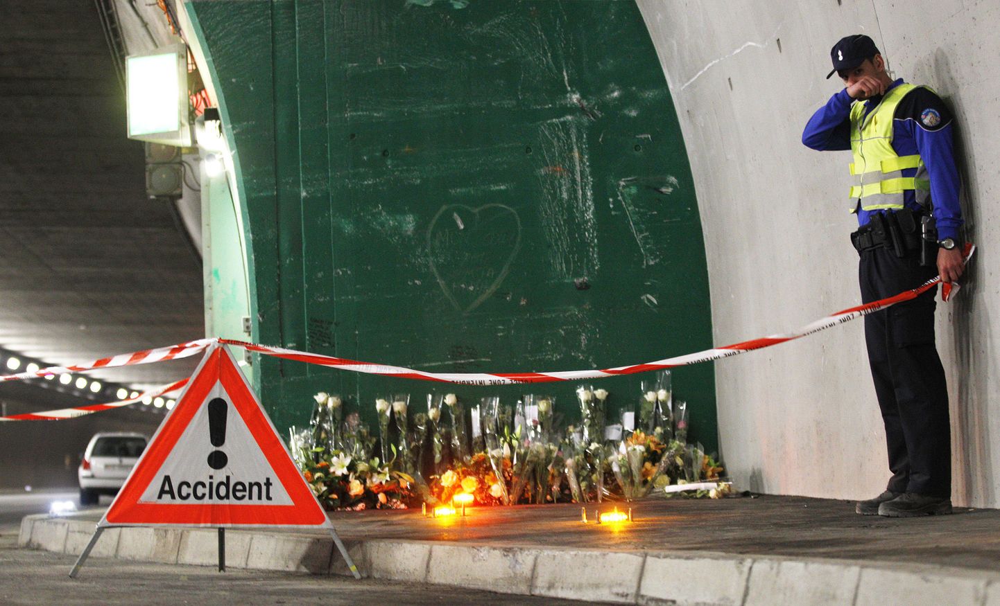 Koht Sierre`i tunnelis, kus Belgia buss täiskiirusel vastu seina sõitis