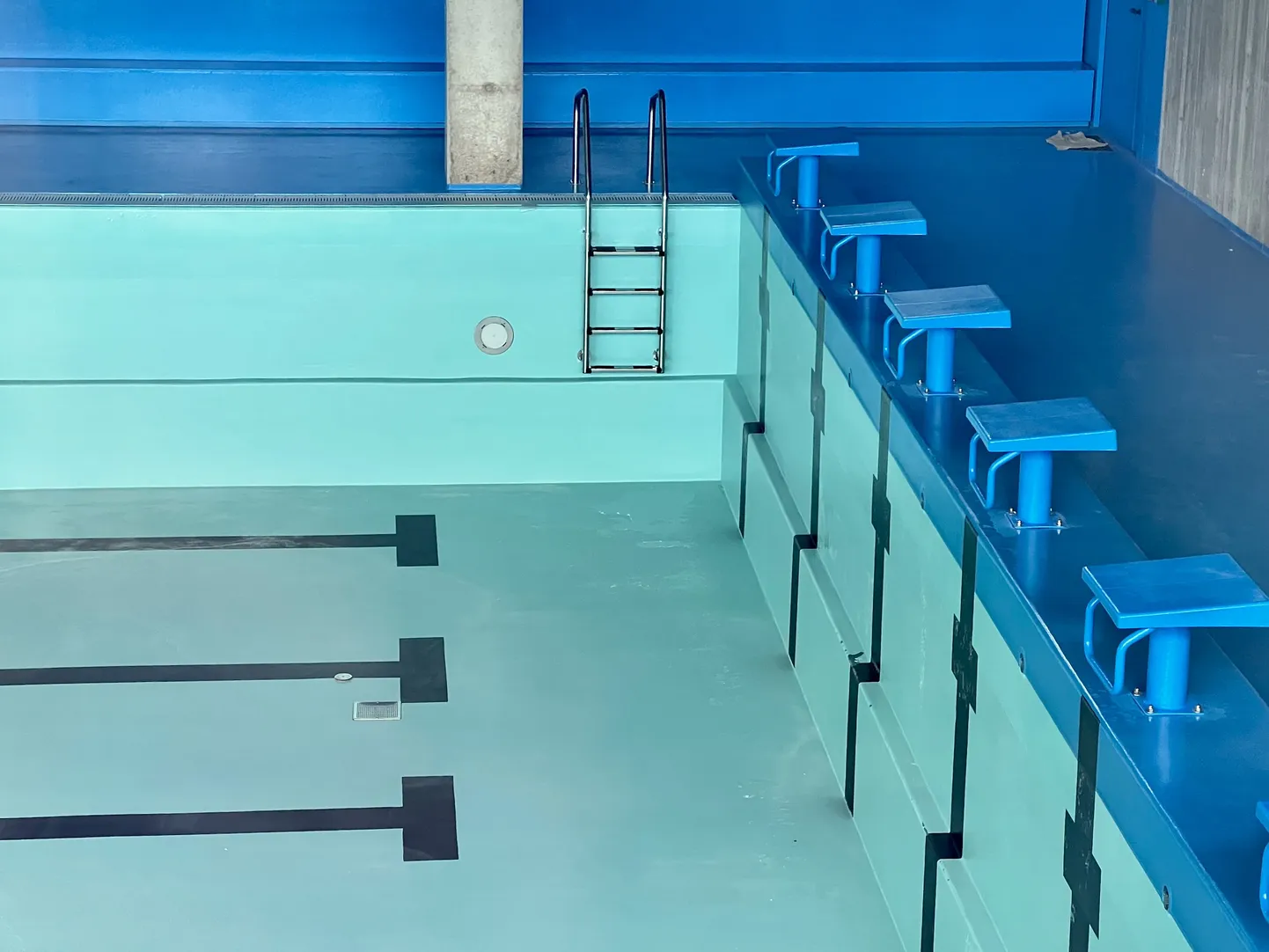 Осушенный в 2022 году бассейн в Нарвском учебном центре Академии МВД.