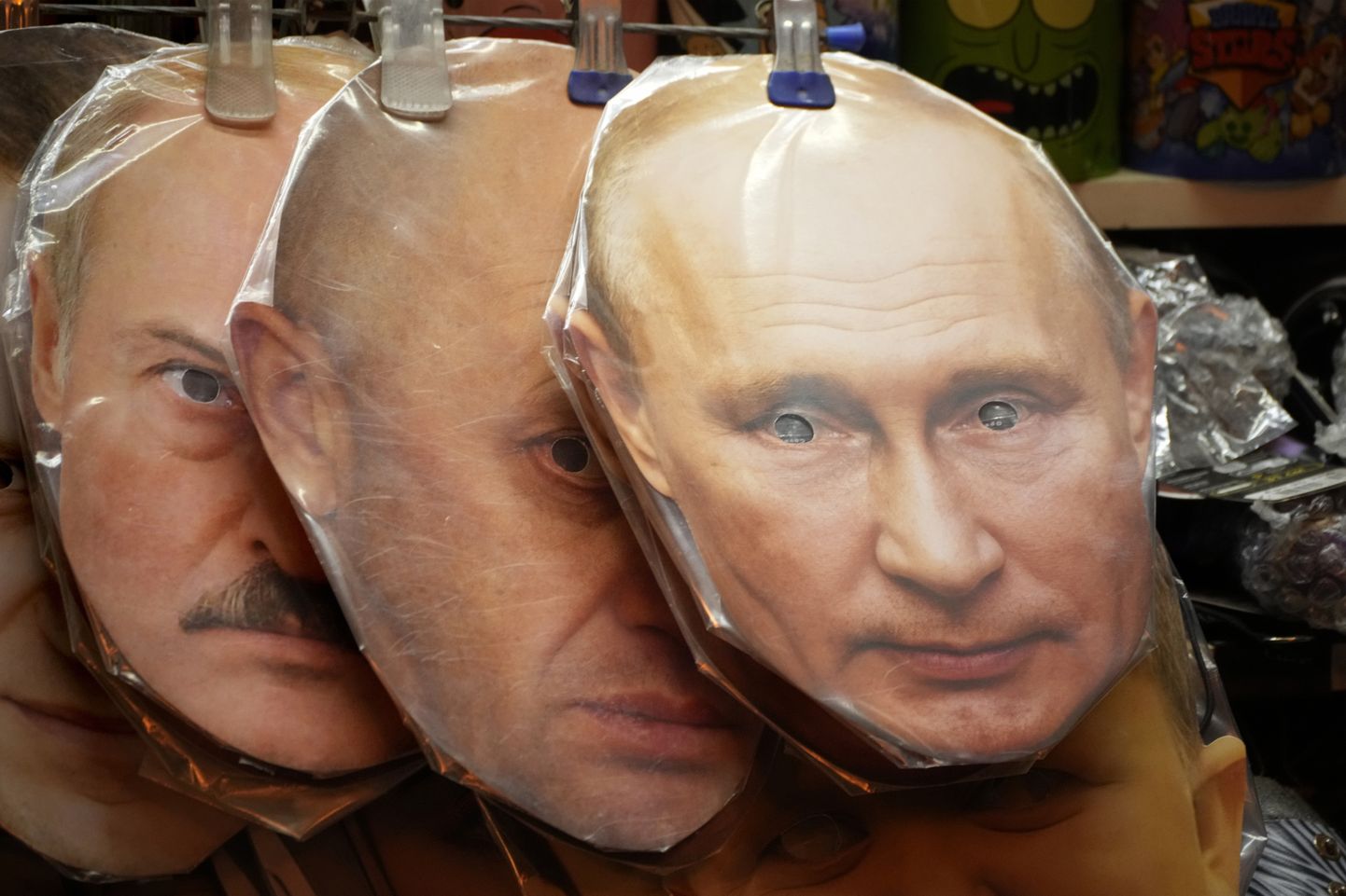 Näomaskid Peterburi suveniiripoes. Jevgeni Prigožini mask on Venemaa presidendi Vladimir Putini ja Valgevene diktaatori Aljaksandr Lukašenka maski vahel