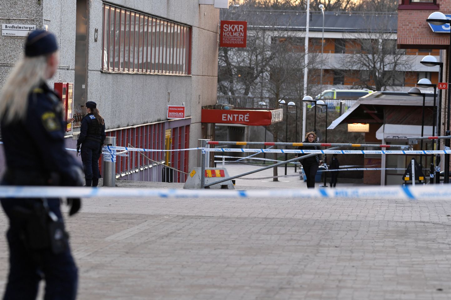 Politseinikud täna Stockholmis Skärholmeni linnaosas paigas, kus eelneval õhtul lasti maha 39-aastane mees.