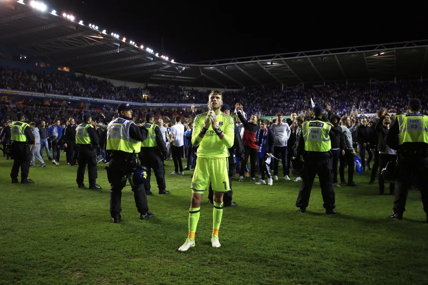 Fulhami väravavaht Marcus Bettinelli tänab pärast kaotust fänne.