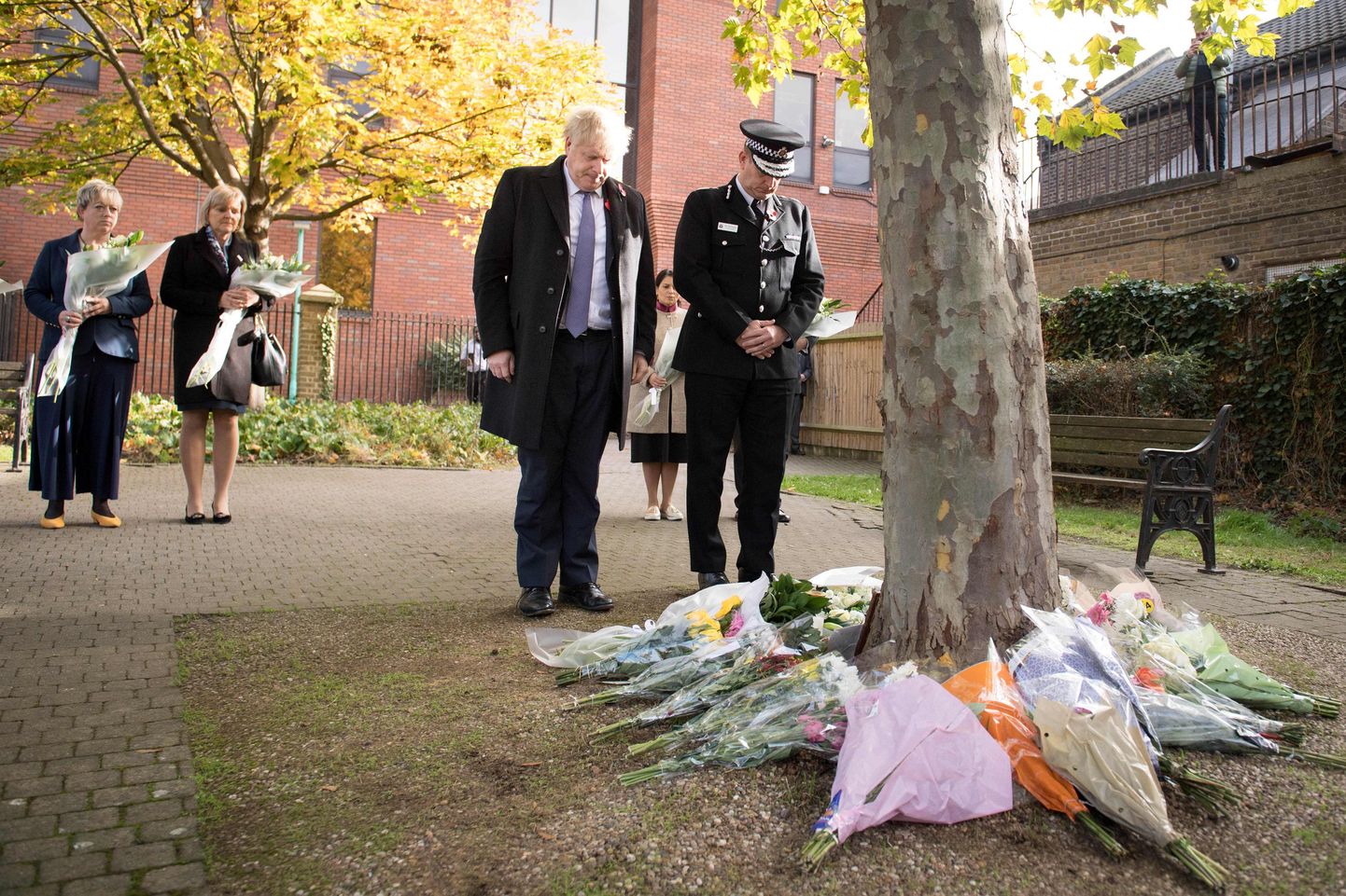 Briti peaminister Boris Johnson ja Eseexi politseiülem Ben-Julian Harrington avaldavad austust 39 veokiohvrile, kelle surmas on praegu põhjust süüdistada inimkaubitsejaid.