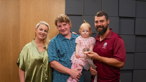 VIDEO ⟩ Daugaviņš sarūpē jauku pārsteigumu ģimenei, kurā meitai dots vārds Bronza