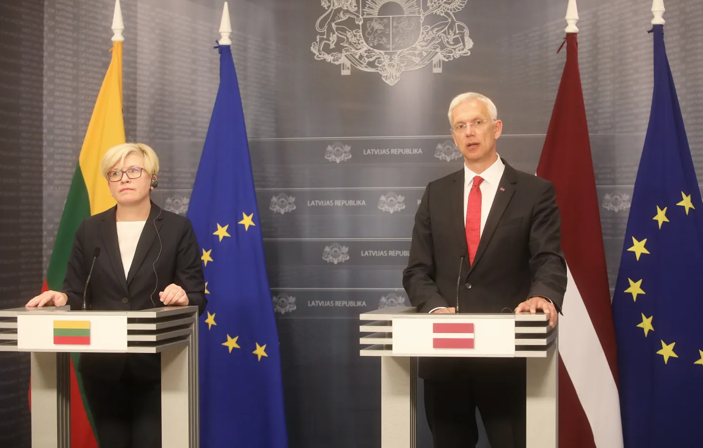 Latvijas Ministru prezidents Krišjānis Kariņš un Lietuvas premjerministre Ingrīda Šimonīte piedalās preses konferencē pēc tikšanās Ministru kabinetā.