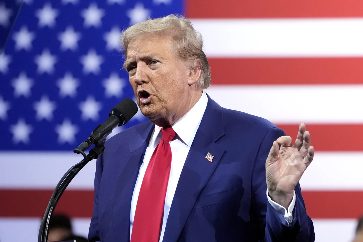 Kennedy Keskuse juhatuse esimeheks saanud Donald Trump tahab tagasi tuua muusikalid, mis ei oleks laetud sotsiaalse kaasatuse teemadest, kuid tõi oma lemmikmuusikalidena mitmeid näiteid, mis neidsamu teemasid puudutavad.