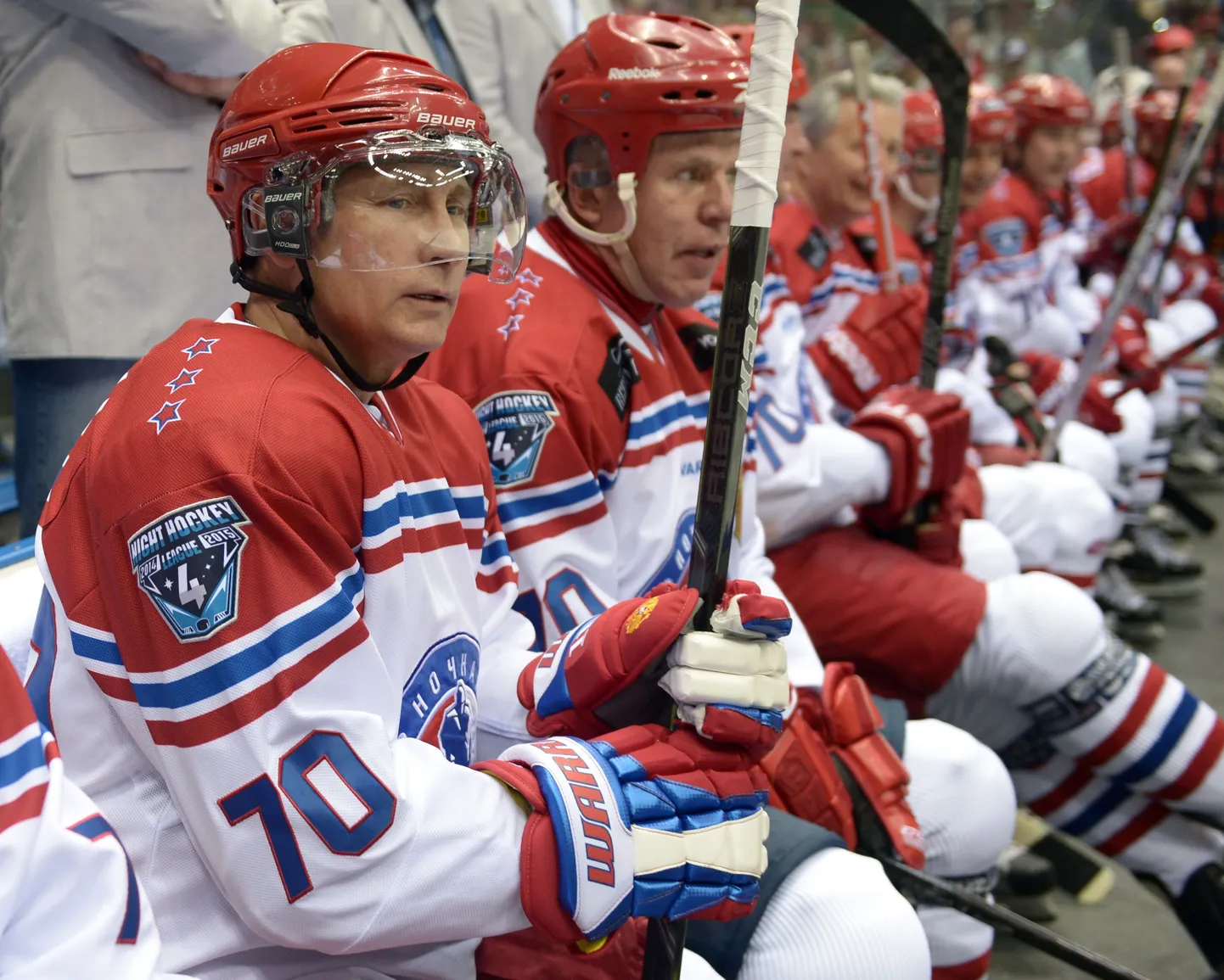 Владимир Путин (на первом плане) и Вячеслав Фетисов во время матча НХЛ в Сочи в мае 2015.