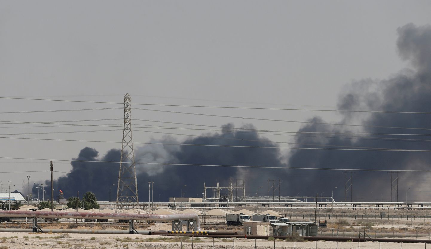 Suits heljumas Abqaiqi naftatöötlemistehasest laupäeval, kui seda oli tabanud rünnak.