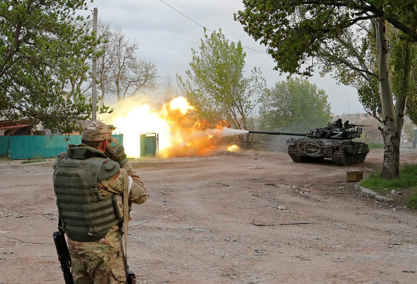 Vene väed tulistamas tankis 5. mail Azovstali lähistel.