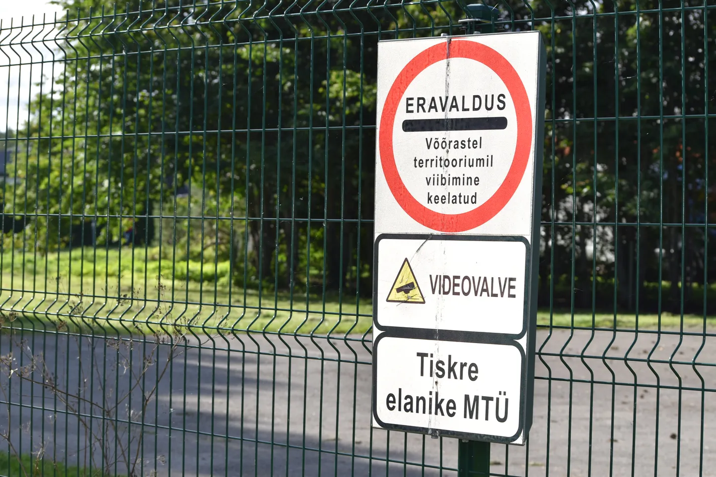 Tänavat ja silda lahutab kinnine värav, mida saavad kasutada ühe tänava elanikud, kuid mitte ümberkaudsed inimesed.