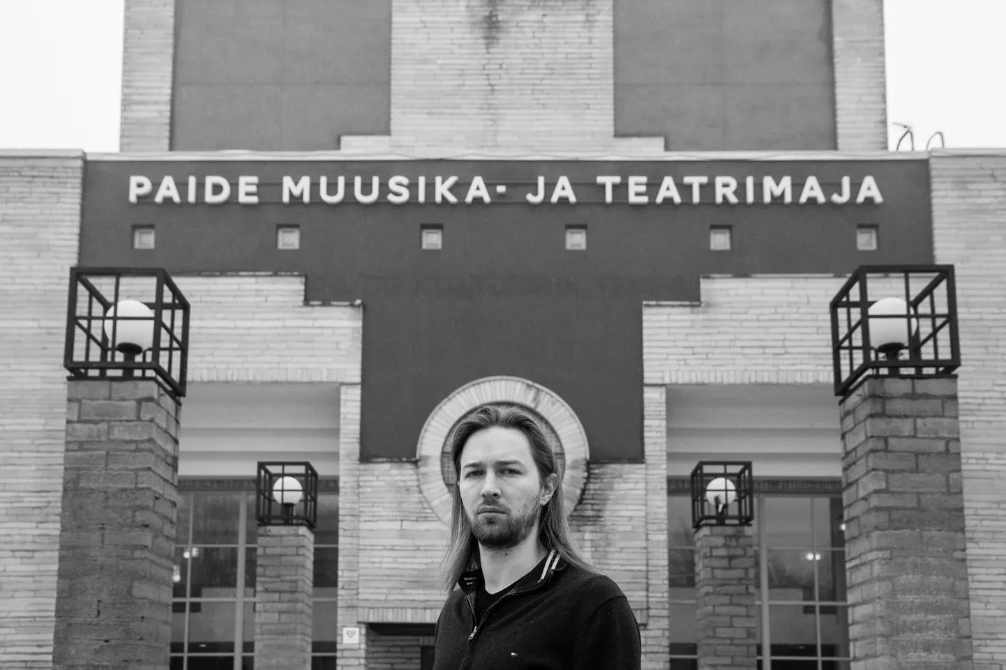Järvamaa keskraamatukogu fuajees loeb pärast keskpäeva ekraanilt nähtaval raamatukoguaasta avamisel lõiku Mudlumi raamatust «Mitte ainult minu tädi Ellen» Paide teatri näitleja Johannes Richard Sepping.