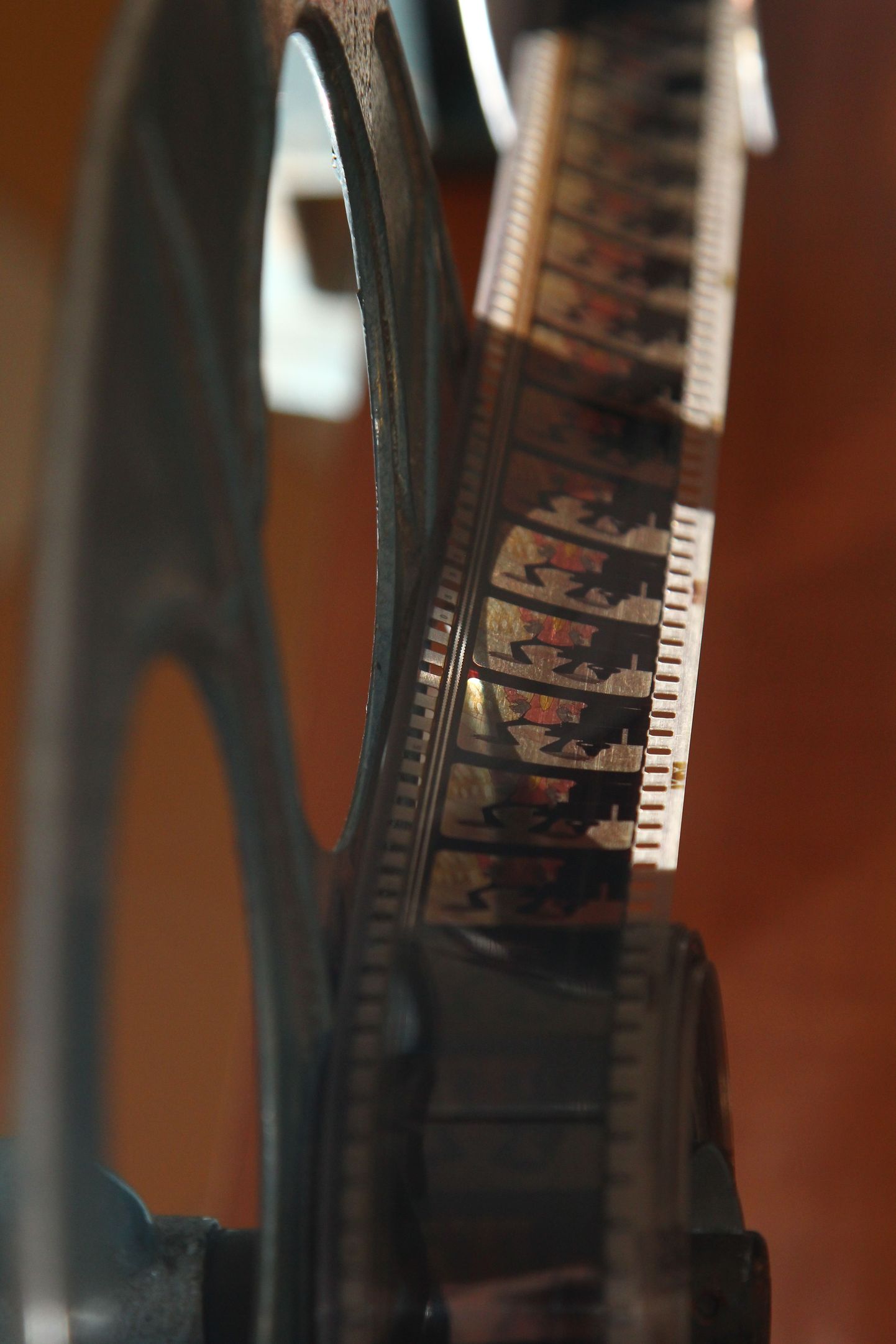 Kinole mõeldes meenub koheselt suriseval kinomasinal jooksev filmirull – mis siis, et tänapäeval kino näitamiseks peamiselt digitehnikat kasutatakse.