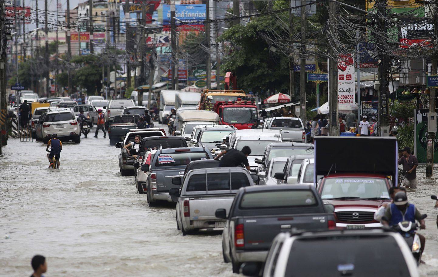 Nakon Si Thammarat provintsi üleujutatud tänavatel liigeldakse edasi.