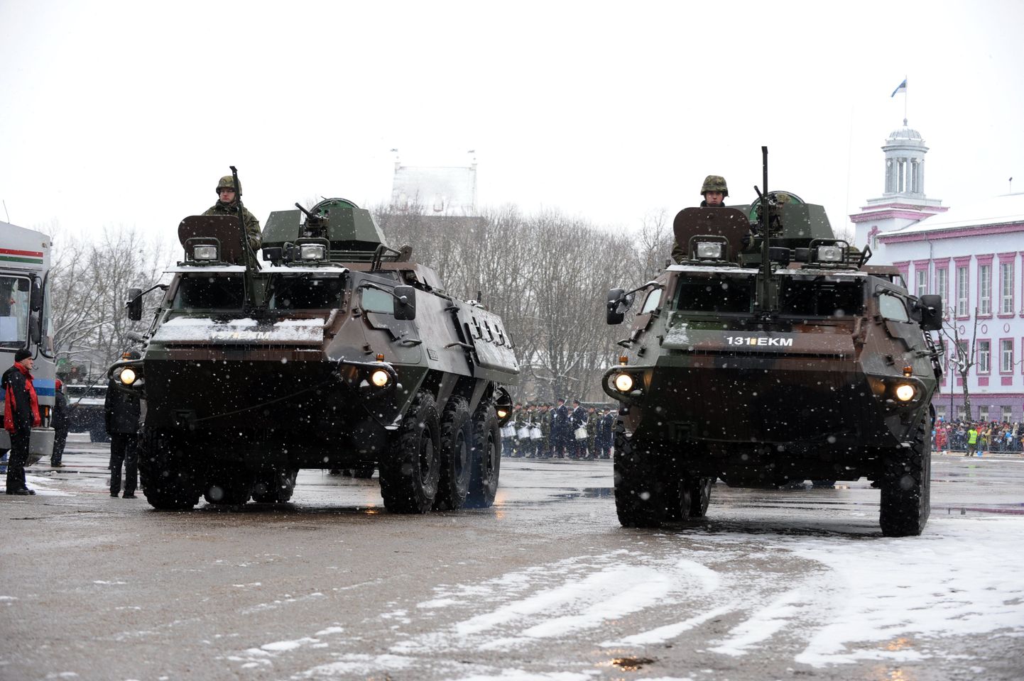 Eesti Kaitseväe ja liitslaste tehnikat sai näha alles äsja- Eesti vabariigi aastapäevale pühendatud paraadil Narvas.
