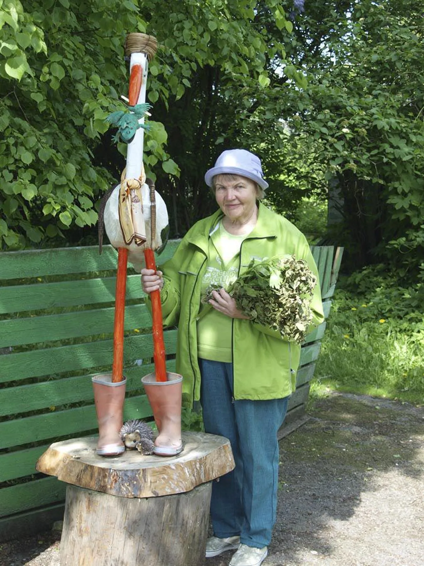 Ilme Roosmäe oma koduväravas meistrimehelt tellitud toonekurega, mis olevat austusavaldus kuulsale loodusuurijale Carl Linnéle.