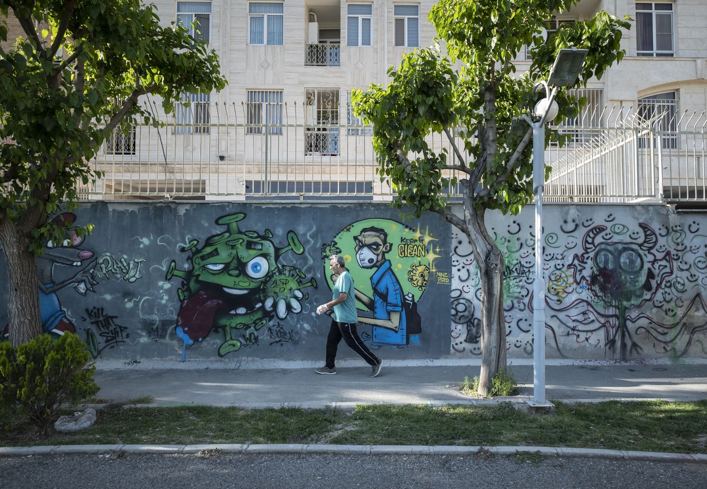 Grafiti uuest koroonaviirusest Iraani pealinnas Teheranis.