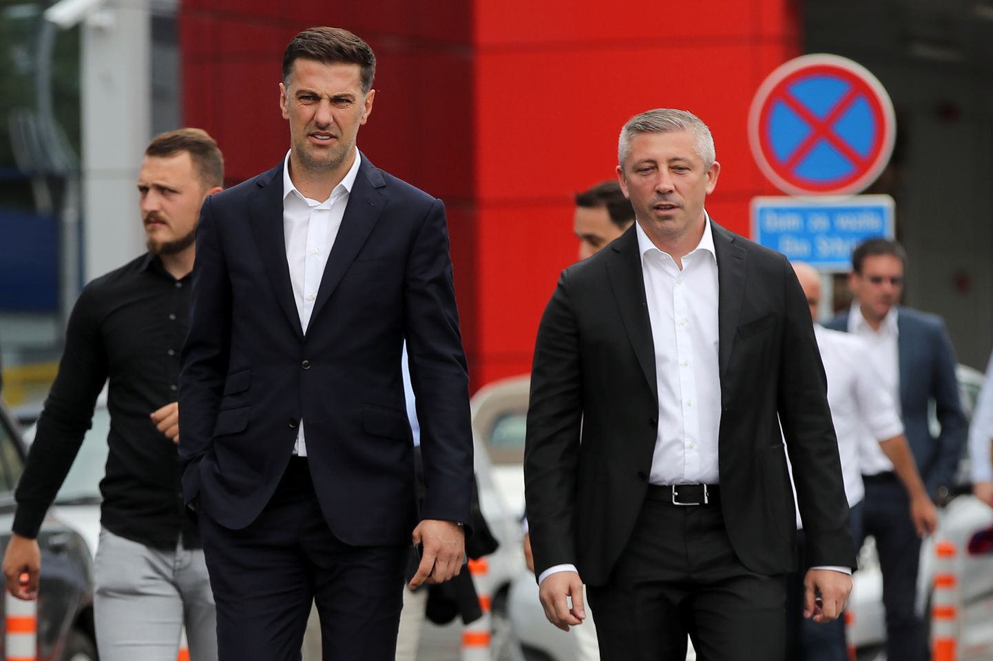 Serbia peatreener Mladen Krstajic (vasakul) ja jalgpalliliidu president Slavisa Kokeza.
