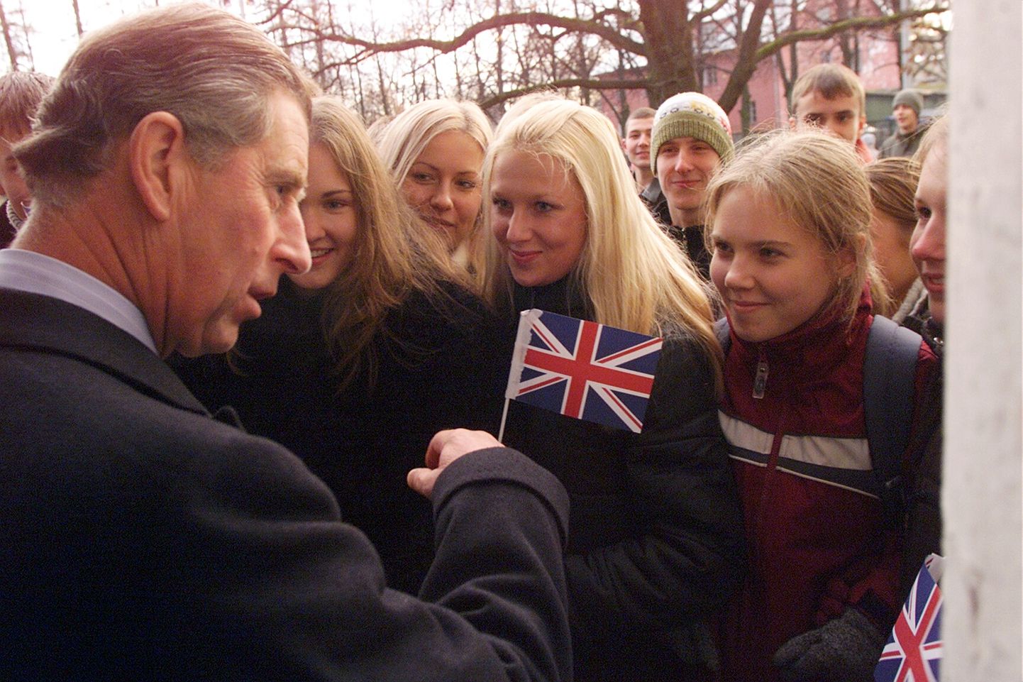 Kuningas Charles III, toonane Walesi prints külaskäigul Tartus, 5. novembril 2001.
