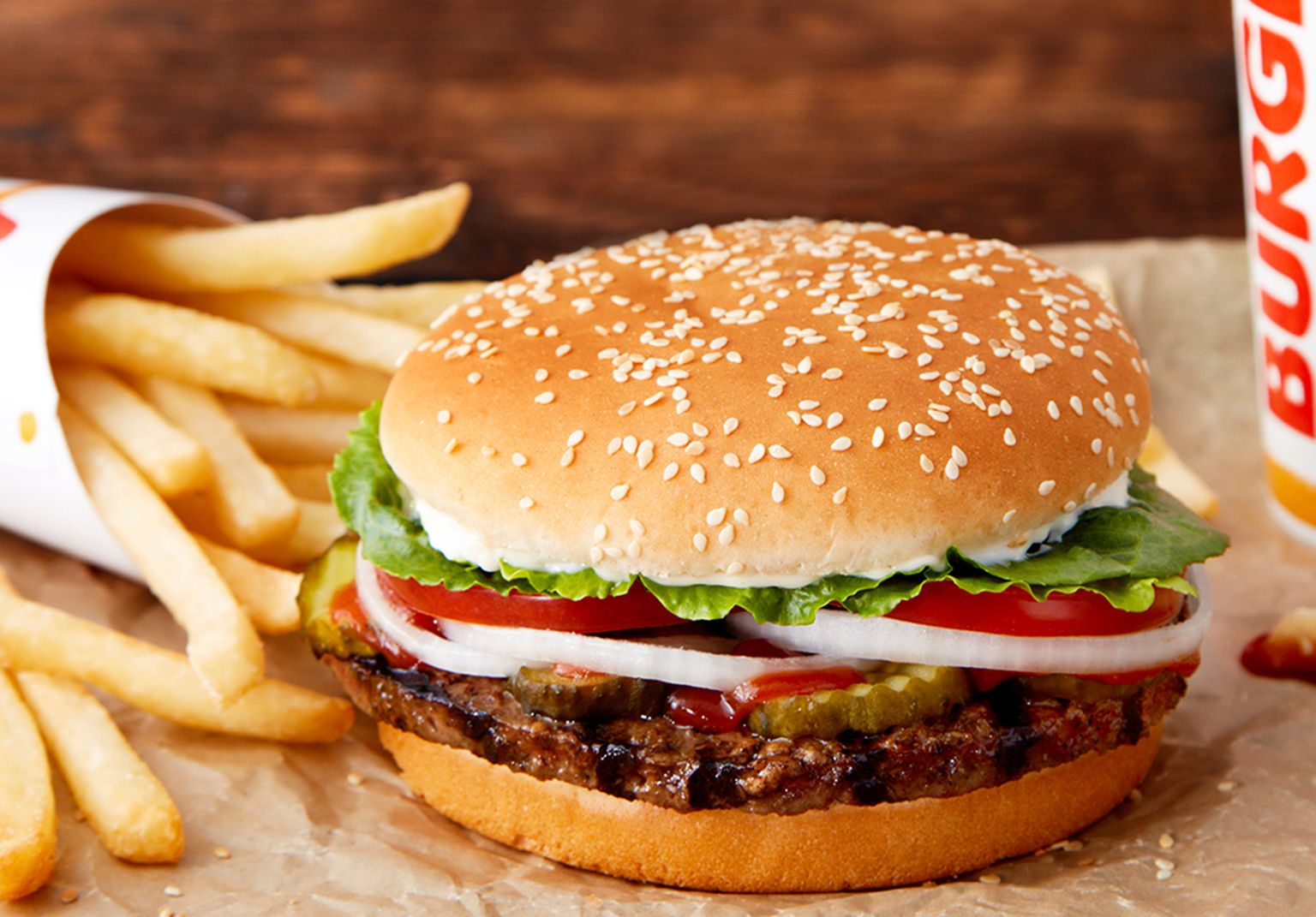 Бургер и картошка из Burger King.