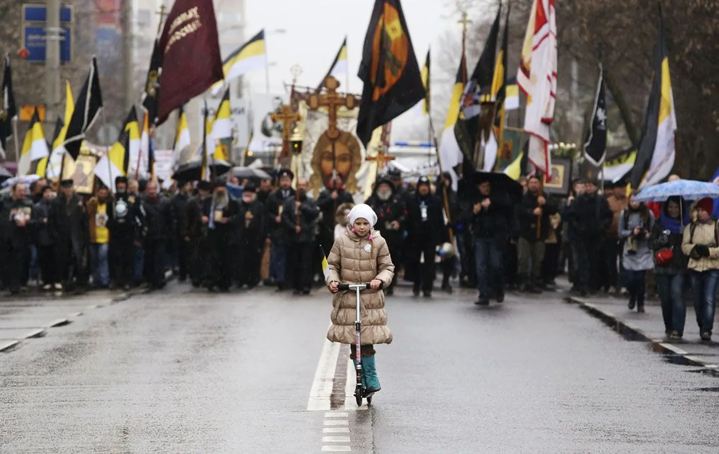Eilne vaade Vene marsile, kus paljudel osalejatel olid käes keiserliku valitsuse must kolla valged trikoloorid. See on ainus lipp, mille all Venemaa pole pidanud vastu võtma ühtegi kaotust.