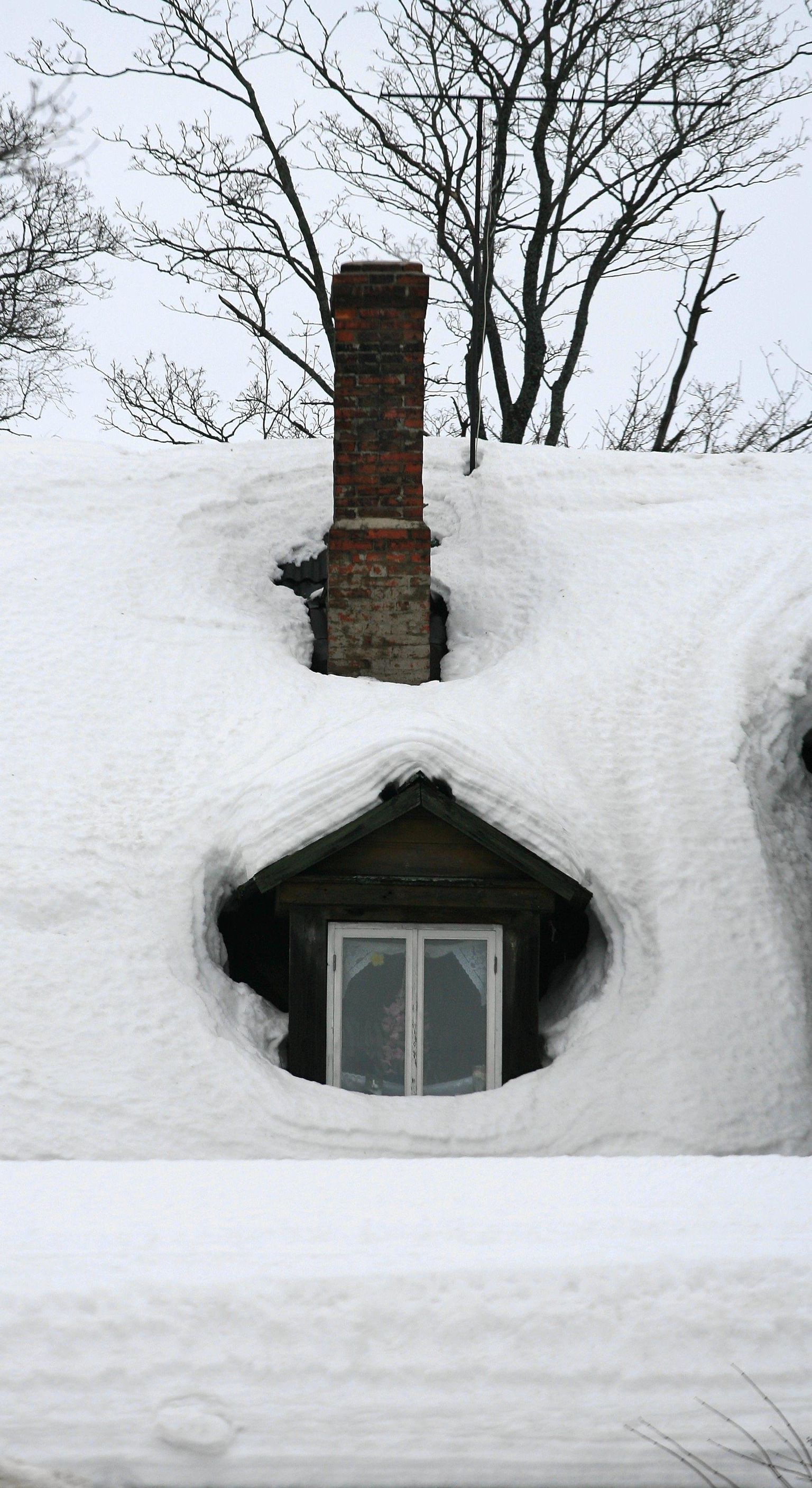 Kui kerge ja kohev lumi on pigem sooja teki eest, siis sulades raskeks muutuv kiht võib katuselt maha sadades palju kahju tekitada.
