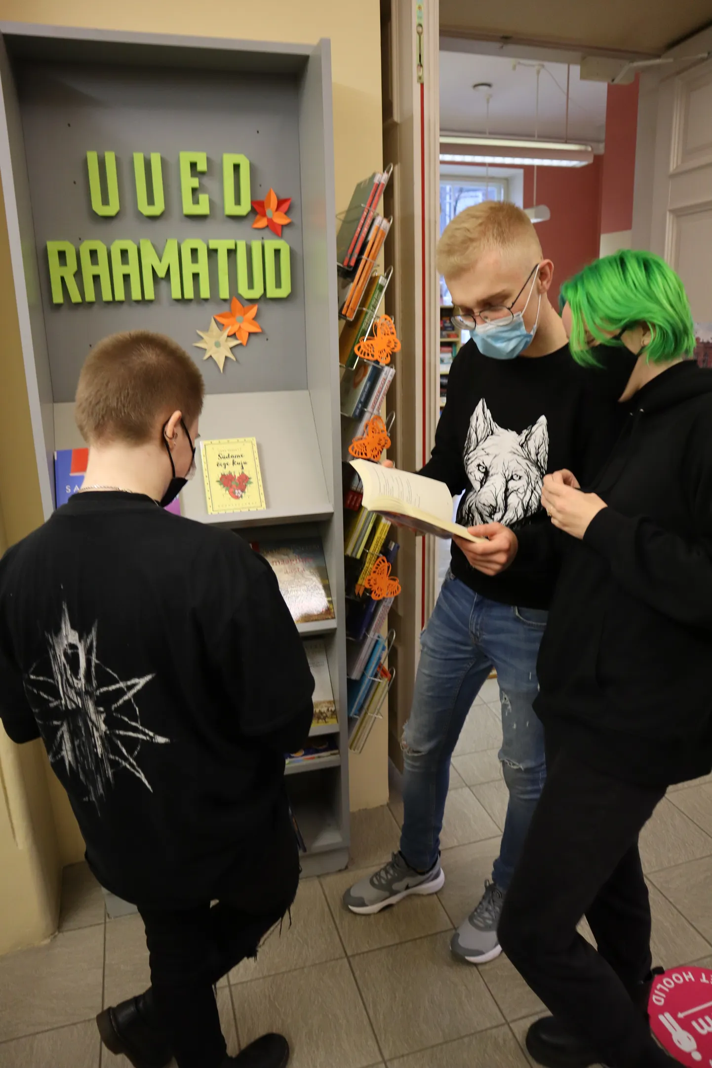 Noorted raamatukogus.