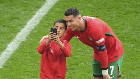 VIDEO ⟩ Viis(!) Ronaldot ihalenud fänni tungisid EMi mängu ajal platsile
