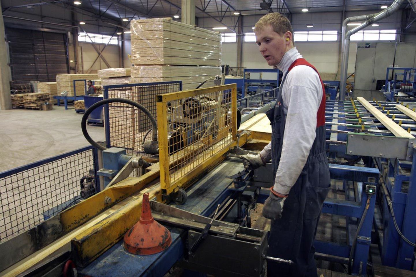 Aasta lõpus Viljandist Imavere saeveskisse üle kolitud liimpuitkomponentide tootmisliinil töötab 23 inimest. Tööprotsessil hoiab silma peal liinioperaator Egert Okas.