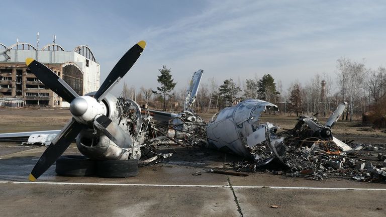 Остатки уничтоженных и поврежденных самолетов ГП «Антонов» до сих пор находятся на территории аэродрома