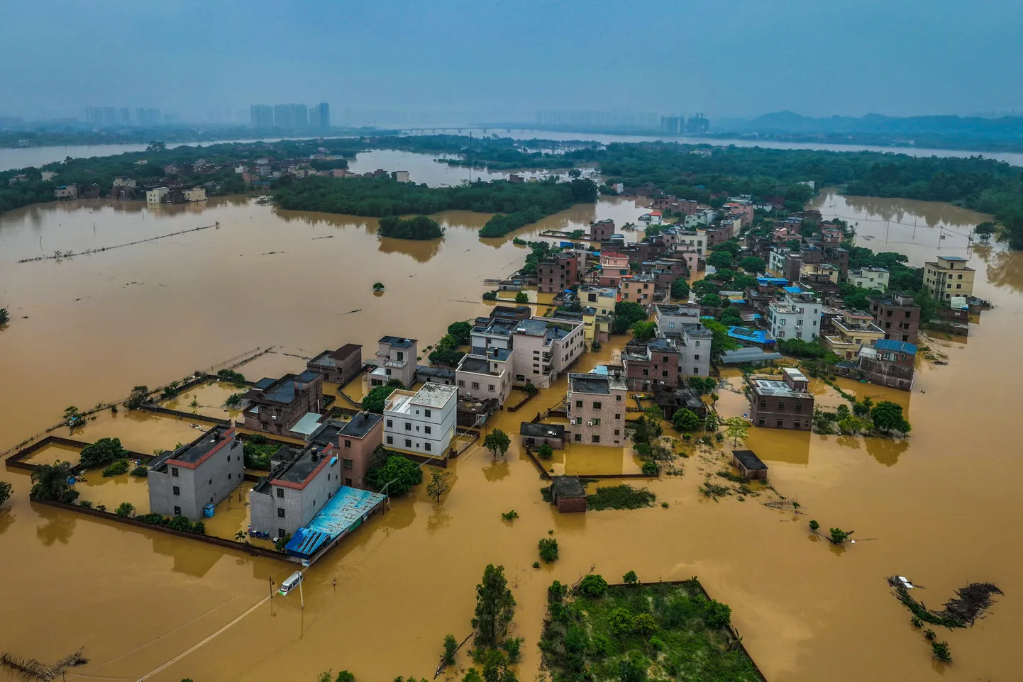 Majad keset tulvavett eile Lõuna-Hiinas Guangdongi provintsis Qingyuani linnas.