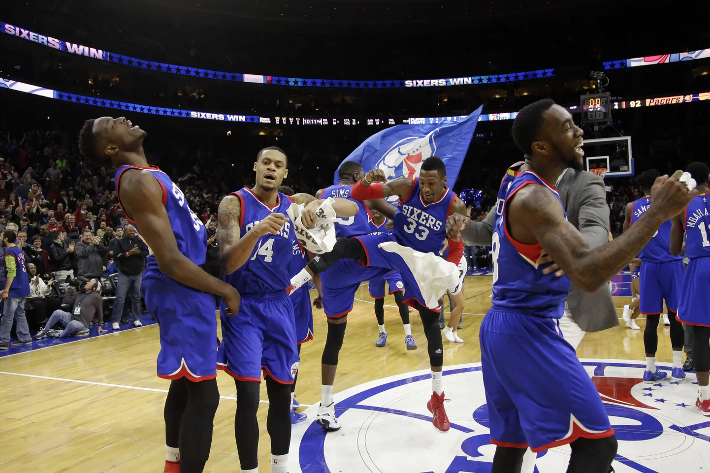 Philadelphia 76ersi mängijad rõõmustamas.