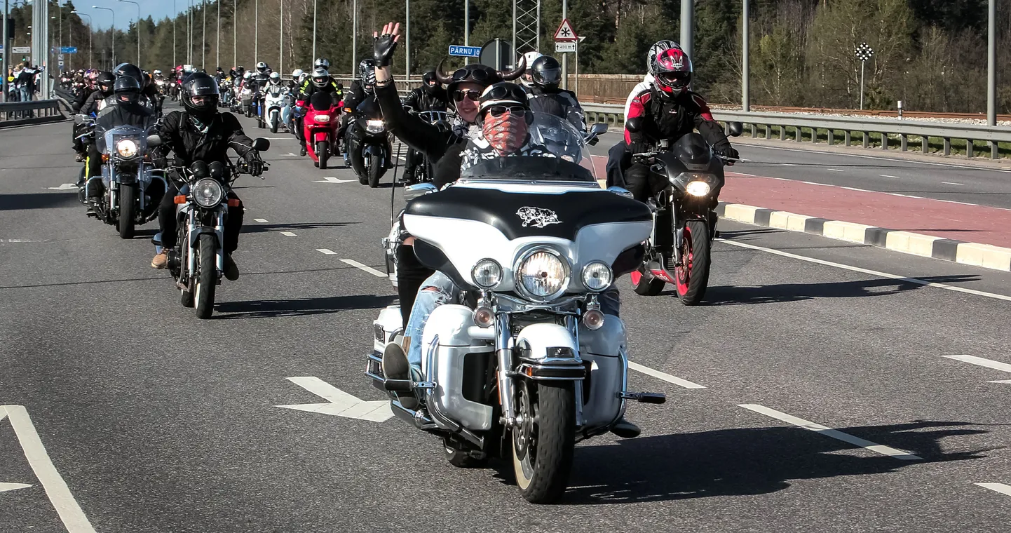 Pärnus toimunud suur motopidu kulmineerus paraadiga, mis tiirutas traditsiooniliselt ümber linna.