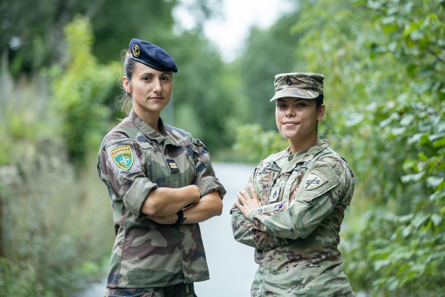 Лейтенант французской армии Анаис (слева) и младший фельдфебель армии США Глория Ларисса Крусес Йоханссон (справа). ФОТО: Ээро Вабамяги