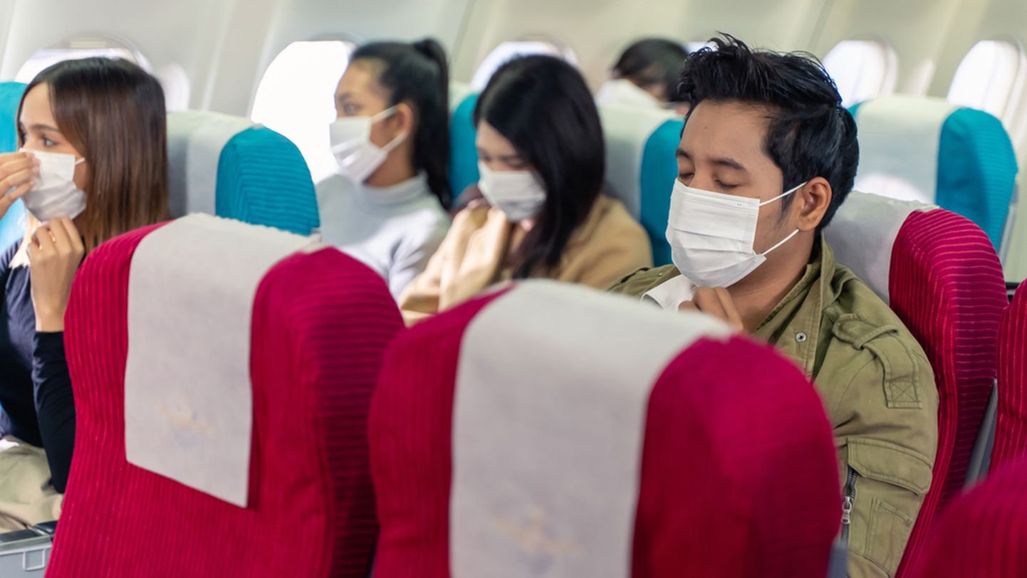 Enne lennuki õhtu tõusmist anti reisijatele teada, et maskid peavad kogu aeg ees olema ja kui see juhtub magamise ajal ees libisema, siis nad äratatakse üles. Kõik polnud sellega rahul. Pilt on illustratiivne.