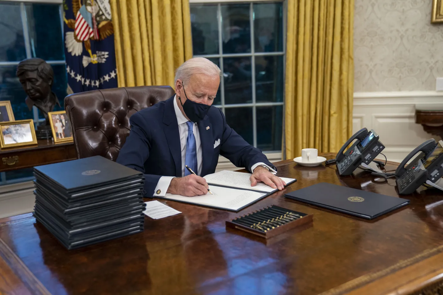 Joe Biden allkirjastamas täitesaatvaid otsuseid.