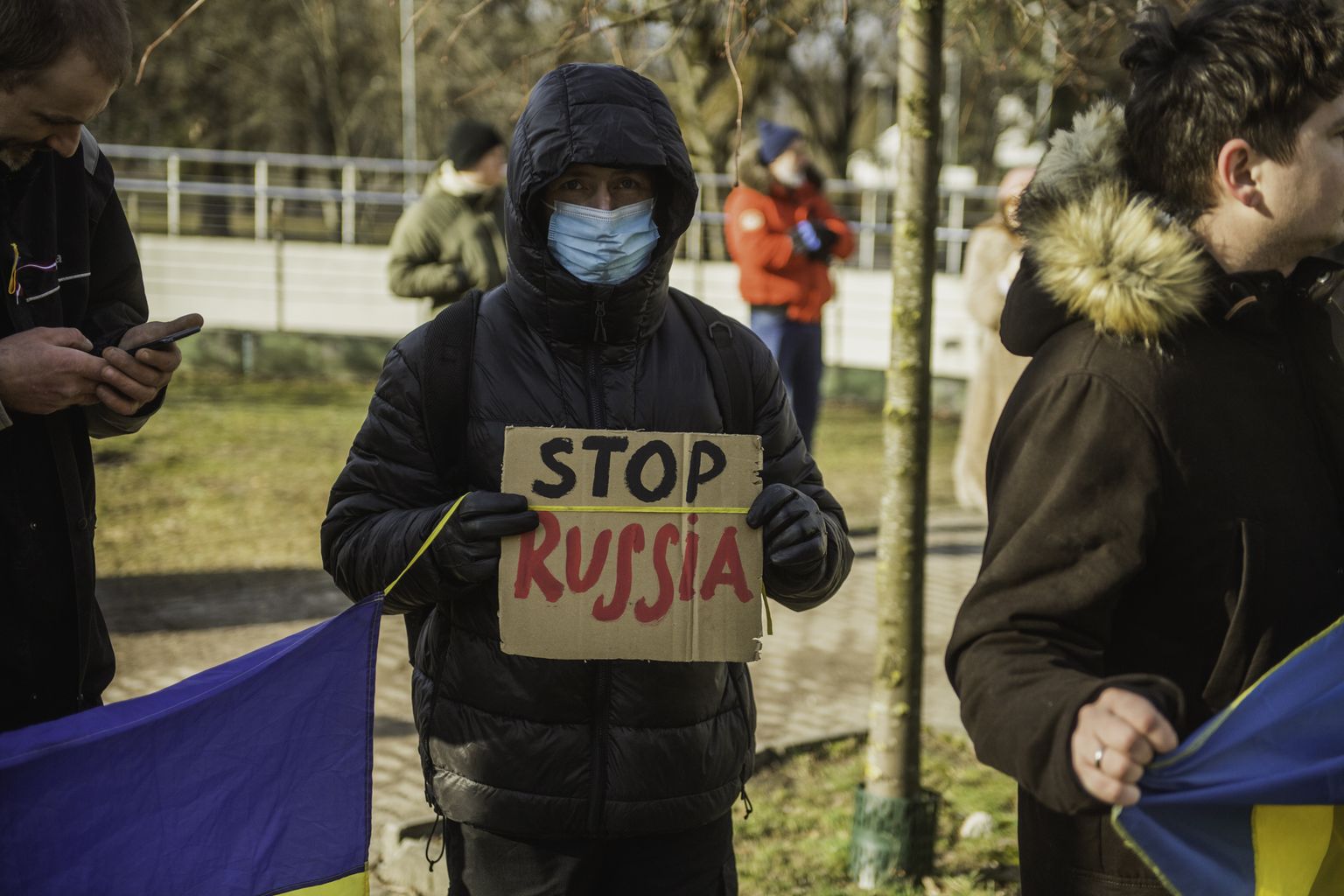 Pie Krievijas vēstniecības pulcējas cilvēki, protestējot pret iebrukumu Ukrainā. Attēls ilustratīvs.