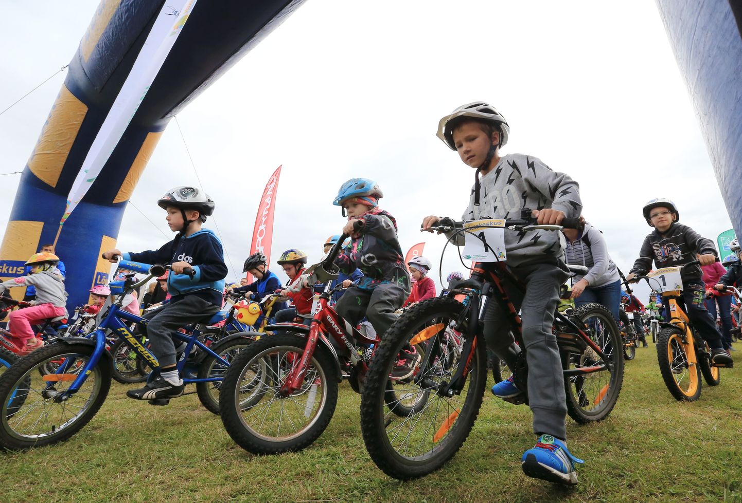 Jalgrattakooli läbimine tuleb kindlasti kasuks ka maratonil osalemisel. Pildil Tartu rattamaratoni lastesõidul osalejad.