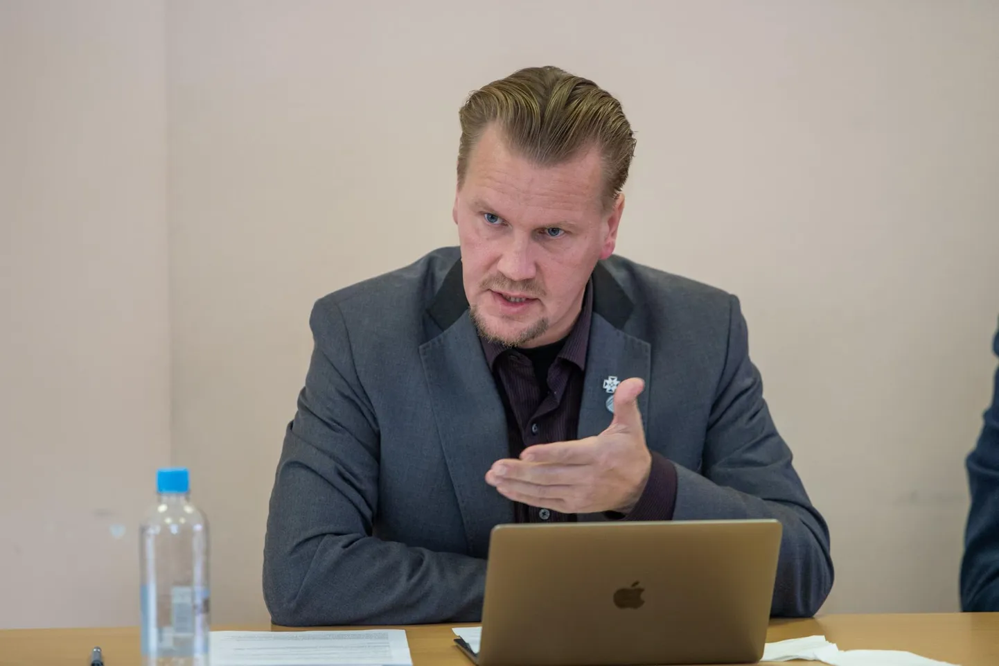 Põhja-Sakala vallavanem Hermann Kalmus teatas, et on otsustanud tagasi astuda.