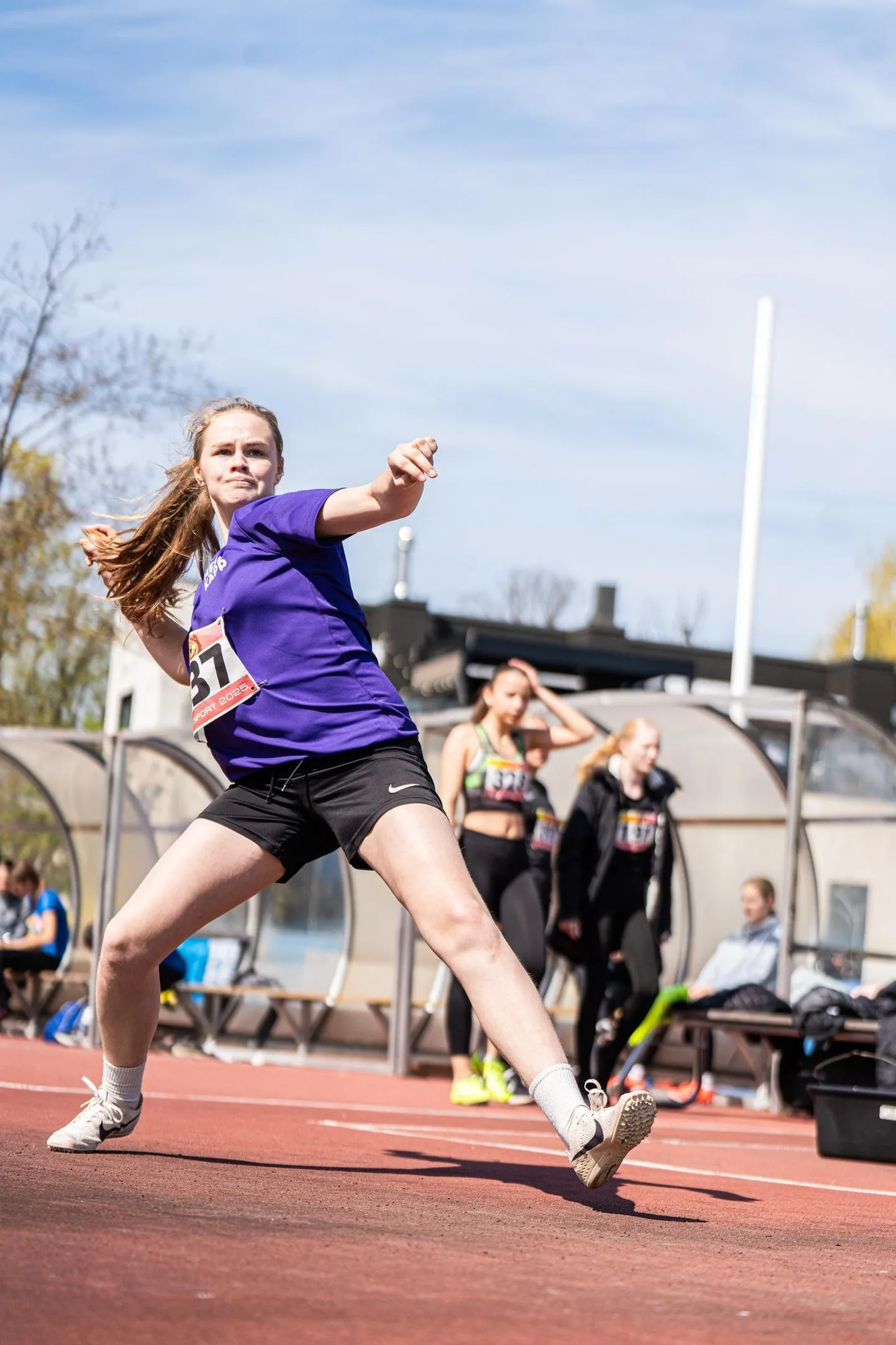 Viljandi Kesklinna kooli õpilastest oli Tallinnas edukaim Lilli-Regina Varik, kes saavutas vanemate tüdrukute palliviskes 69 osaleja hulgas tulemusega 51.12 kolmanda koha.