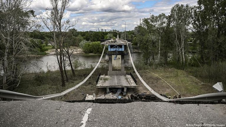 Взорванный мост между Северодонецком и Лисичанском, май 2022