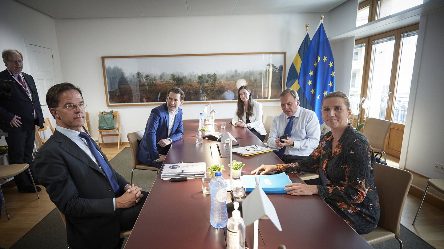 Hollandi peaminister Mark Rutte ja Austria kantsler Sebastian Kurz vasakul pool lauda ja nende vastas Taani peaminister Mette Fredriksen, Rootsi valitsusjuht Stefan Löfven ning Soome peaminister Sanna Marin pidasid pühapäeval Brüsselis nõu.