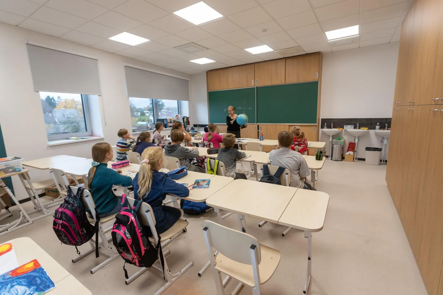 Õpetaja ja õpilased koolitunnis. Foto on illustratiivne.