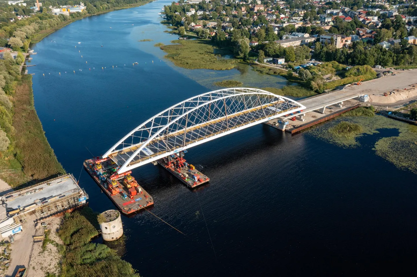 Pärnu kolmanda silla 1200tonnise kaare üle jõe sõidutamisest on saanud suursündmus, millele elavad kaasa tuhanded inimesed.