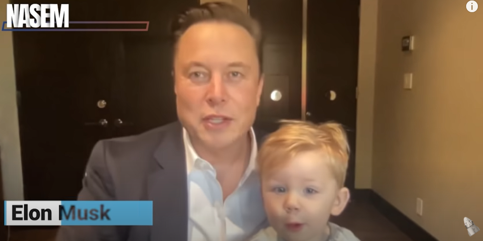 Elon Musk ja ta pooleteiseaastane poeg SpaceX-i videol