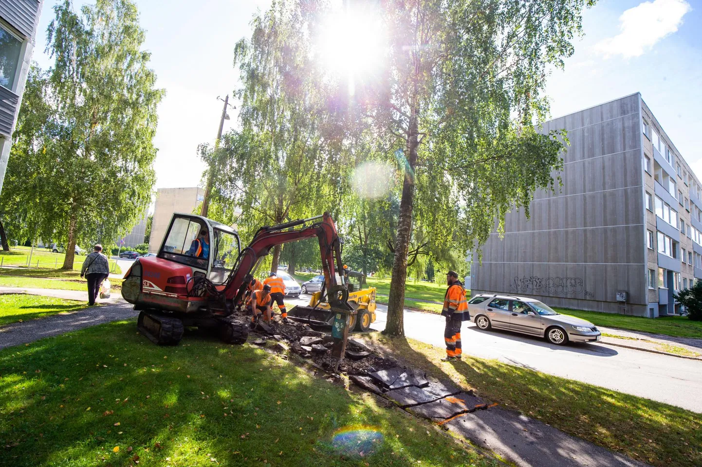 Anne 61 kortermaja juures aastaid kõnniteel liikujaid seganud kühm kadus läinud nädala lõpus ajalukku.